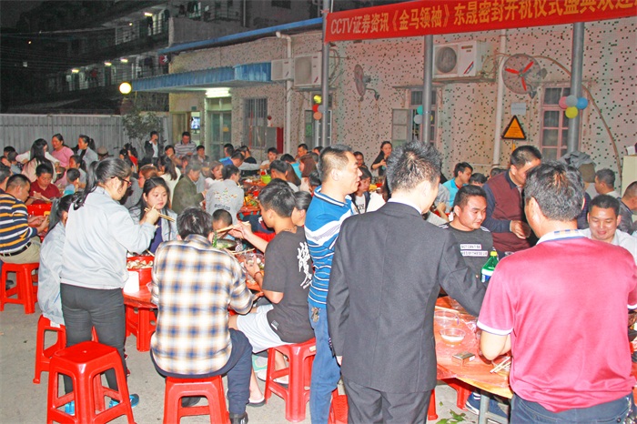 讓我們一杯酒敬過(guò)去，辛勤努力，收獲碩果，為自己打個(gè)call；一杯酒敬現(xiàn)在，身邊相伴同奮斗的人兒們，謝謝你；最后一杯酒敬未來(lái)，值得期待，風(fēng)雨同行，再創(chuàng)輝煌！